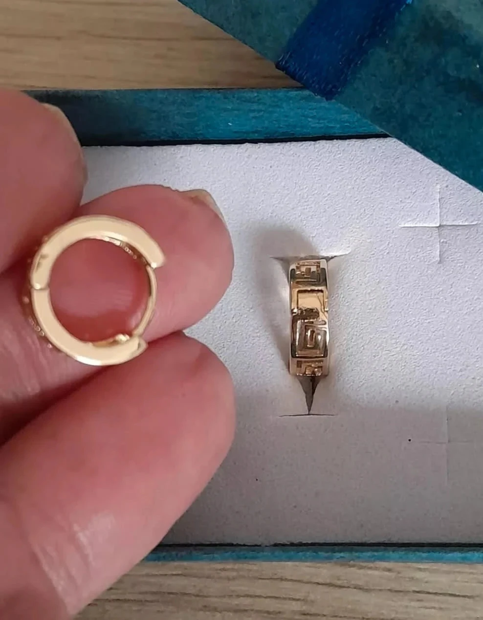 Pequeños aros, aretes dorados – photo 4